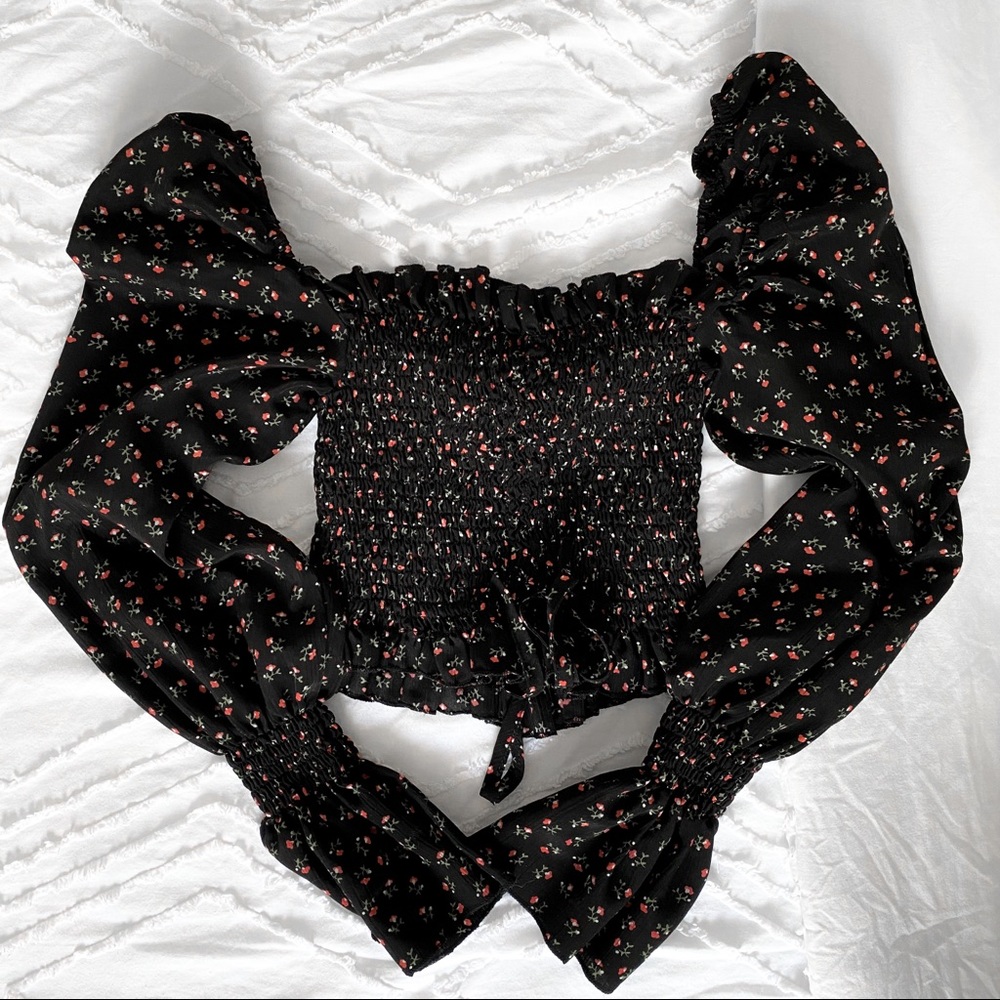 🌟 Black Long Sleeve Floral Shirred Crop Top